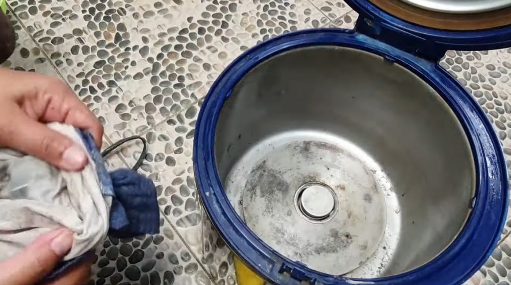 Tak perlu sabun, begini trik ampuh membersihkan karat di rice cooker pakai 2 bahan