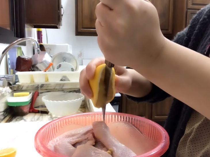 Tanpa cuka ataupun tepung sagu, ini cara ampuh hilangkan bau amis daging ayam cuma pakai 2 bahan dapur