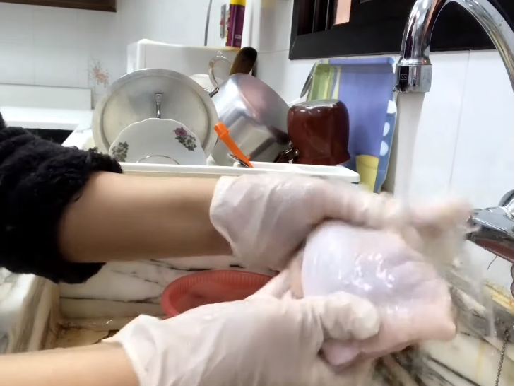 Tanpa cuka ataupun tepung sagu, ini cara ampuh hilangkan bau amis daging ayam cuma pakai 2 bahan dapur