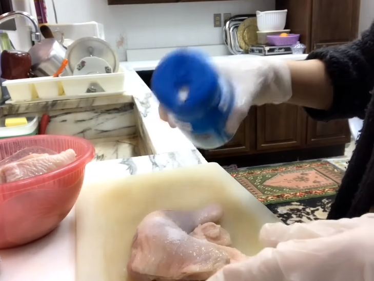 Tanpa cuka ataupun tepung sagu, ini cara ampuh hilangkan bau amis daging ayam cuma pakai 2 bahan dapur