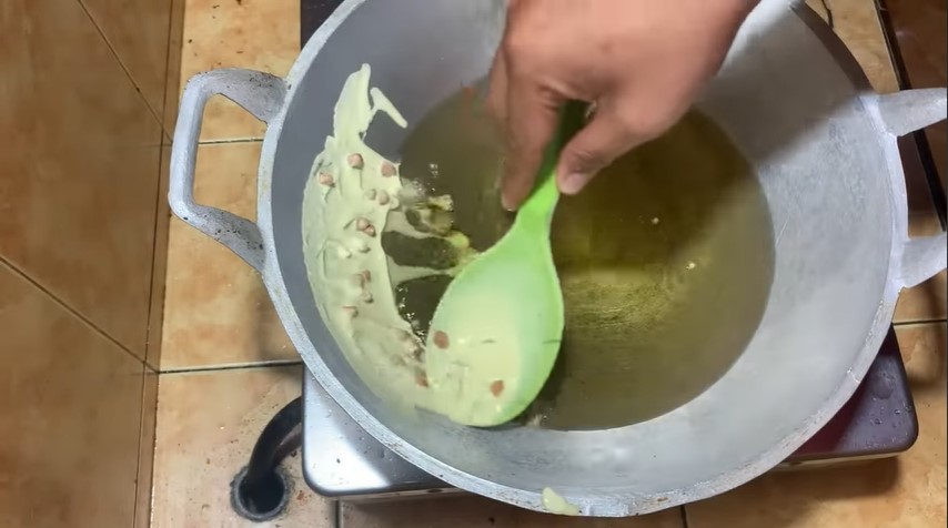 Jangan cuma pakai daun jeruk, ini trik goreng peyek kacang tanah agar hasilnya lebih wangi