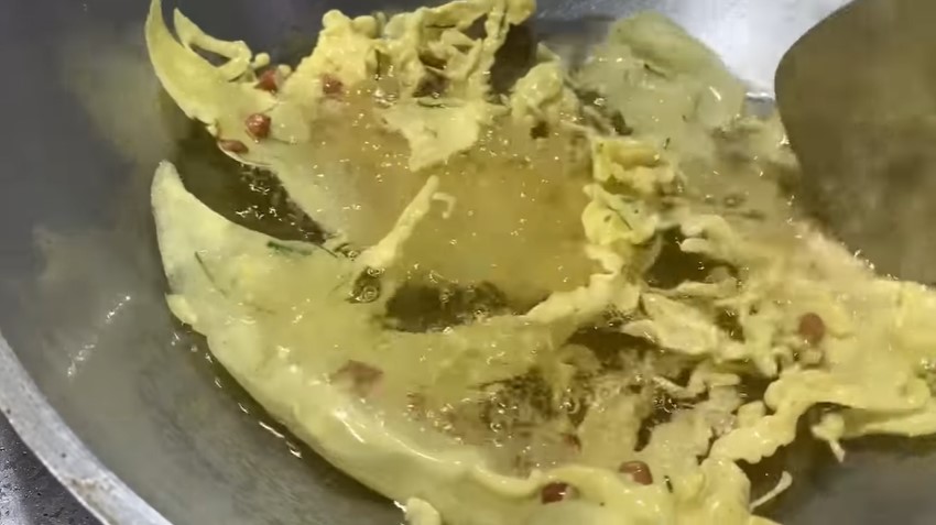 Jangan cuma pakai daun jeruk, ini trik goreng peyek kacang tanah agar hasilnya lebih wangi