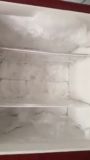 Bukan pakai kipas atau air panas, ini cara cepat mencairkan bunga es di freezer kulkas