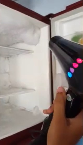 Bukan pakai kipas atau air panas, ini cara cepat mencairkan bunga es di freezer kulkas