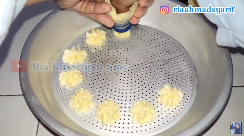 Cuma modal botol bekas, aksi warganet bikin cetakan kue semprit ini hasilnya mengagumkan