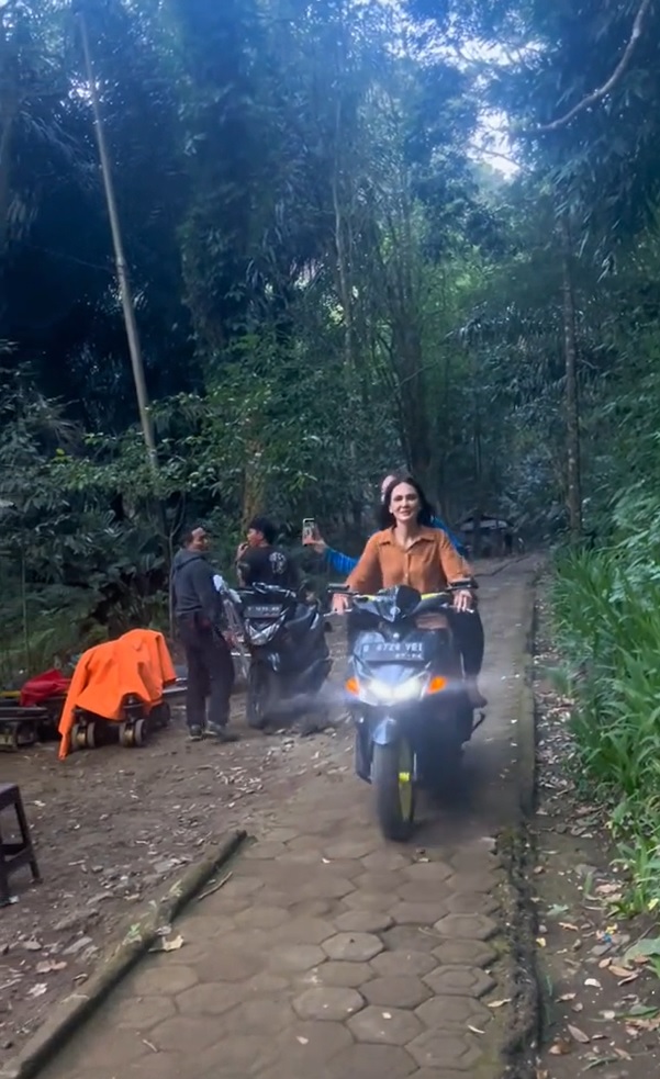 momen luna maya lancar naik motor jadi sorotan © berbagai sumber