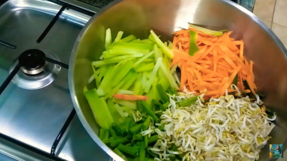 Bukan direbus atau dikukus, ini trik masak sayur gado-gado agar tak cepat basi