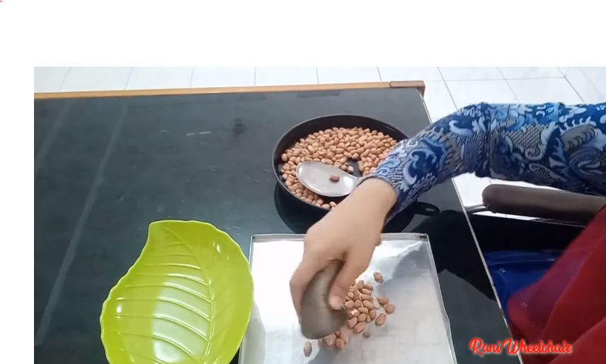 Trik cepat membelah kacang untuk peyek agar bentuknya bagus dan tak hancur