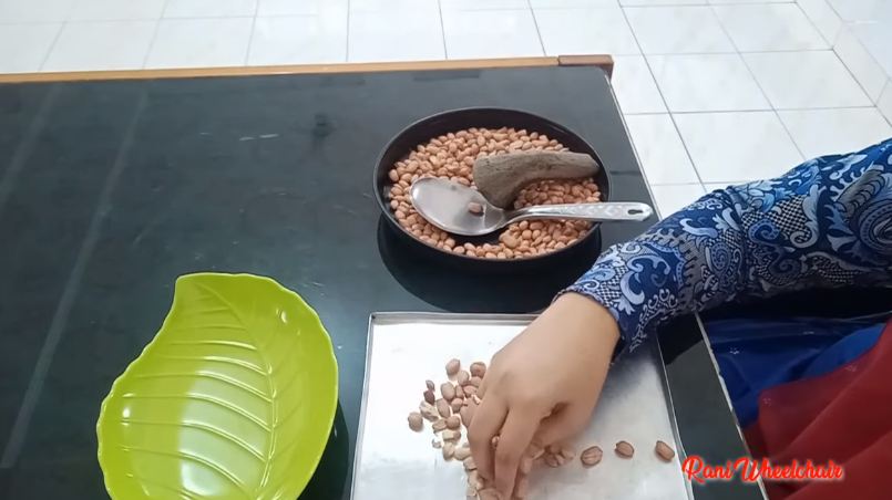 Trik cepat membelah kacang untuk peyek agar bentuknya bagus dan tak hancur
