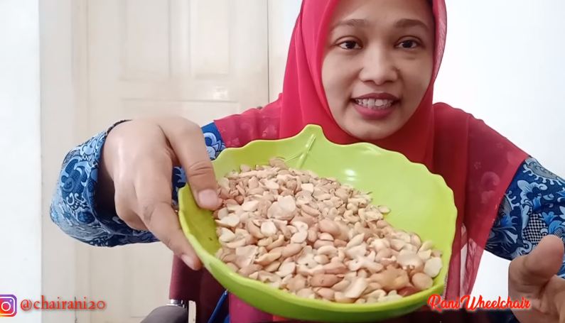 Trik cepat membelah kacang untuk peyek agar bentuknya bagus dan tak hancur