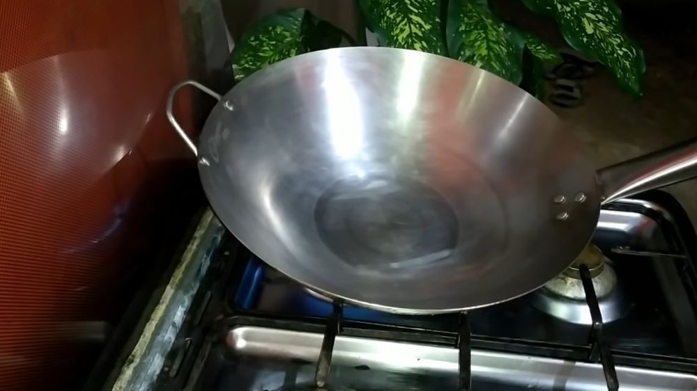 Tak perlu sabun atau bahan pembersih, ini cara membersihkan wajan yang gosong pakai 1 alat sederhana