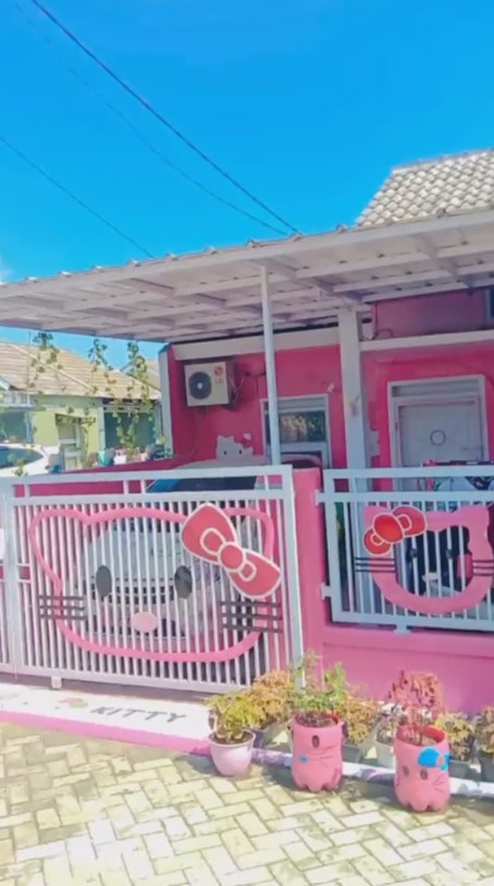 rumah pink serba hello kitty © TikTok/@kikirizkianpasolongi94