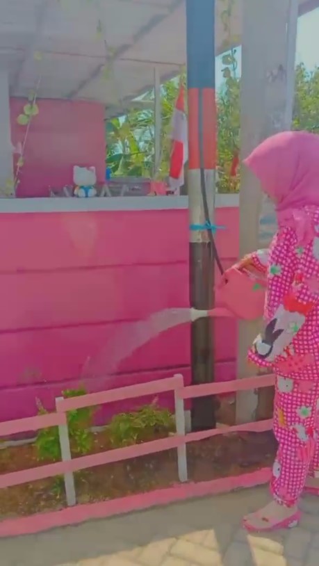 rumah pink serba hello kitty © TikTok/@kikirizkianpasolongi94