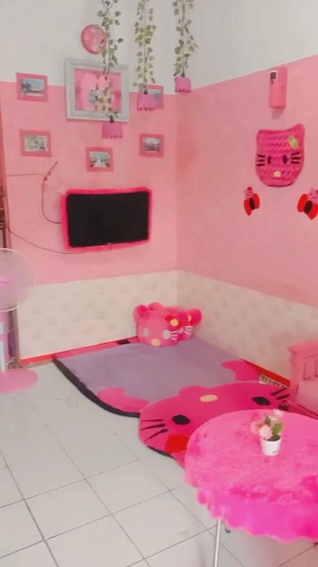rumah pink serba hello kitty © TikTok/@kikirizkianpasolongi94
