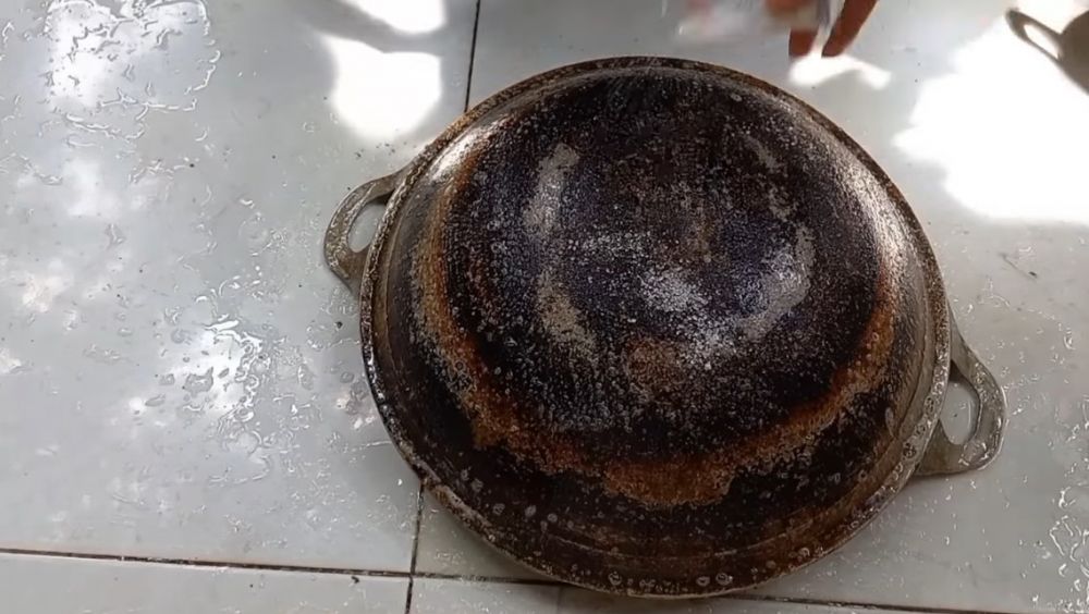 Tak perlu pemutih, begini cara mudah menghilangkan kerak tebal di wajan pakai 3 bahan