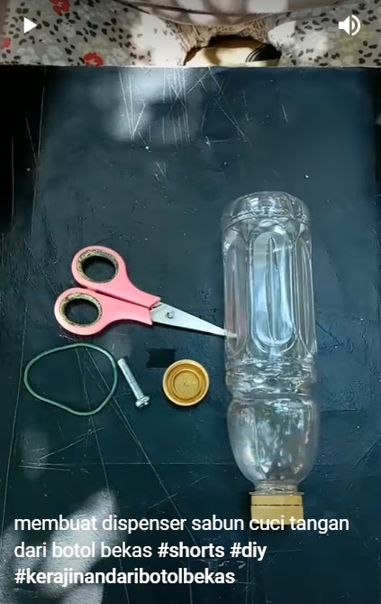 Cara kreatif bikin dispenser sabun cuci tangan dari botol bekas, hasilnya bikin takjub