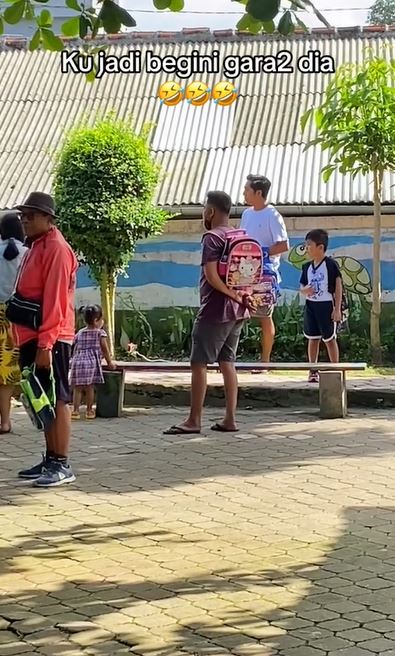 bapak-bapak jaga anaknya di TK TikTok