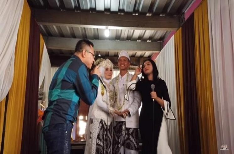 artis datang di nikahan karyawan © 2023 brilio.net