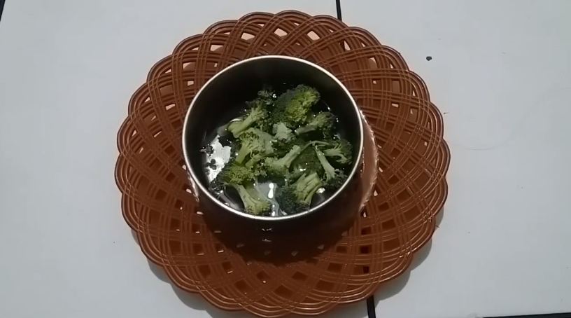 Tanpa bahan tambahan, ini trik merebus brokoli agar empuk dan tetap berwarna hijau cerah