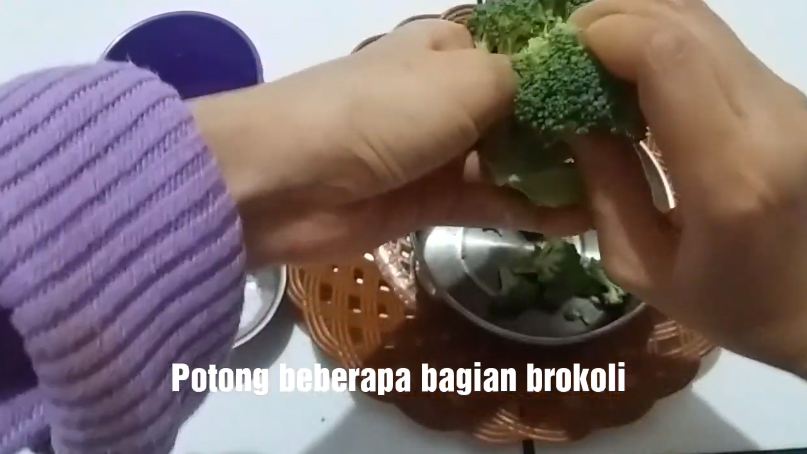 Tanpa bahan tambahan, ini trik merebus brokoli agar empuk dan tetap berwarna hijau cerah