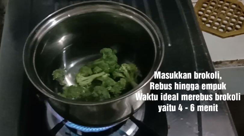 Tanpa bahan tambahan, ini trik merebus brokoli agar empuk dan tetap berwarna hijau cerah