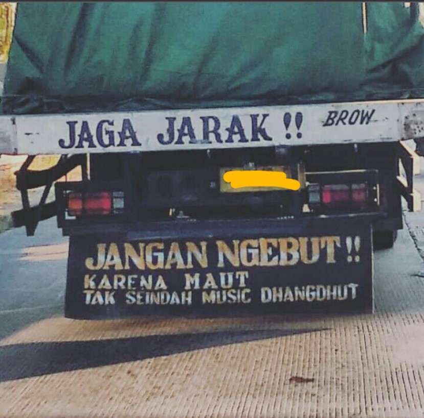 Tulisan lucu di truk bikin takut Berbagai sumber Tulisan lucu di truk bikin takut Berbagai sumber