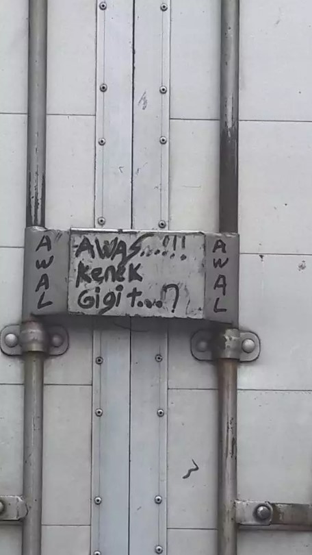 Tulisan lucu di truk bikin takut Berbagai sumber Tulisan lucu di truk bikin takut Berbagai sumber