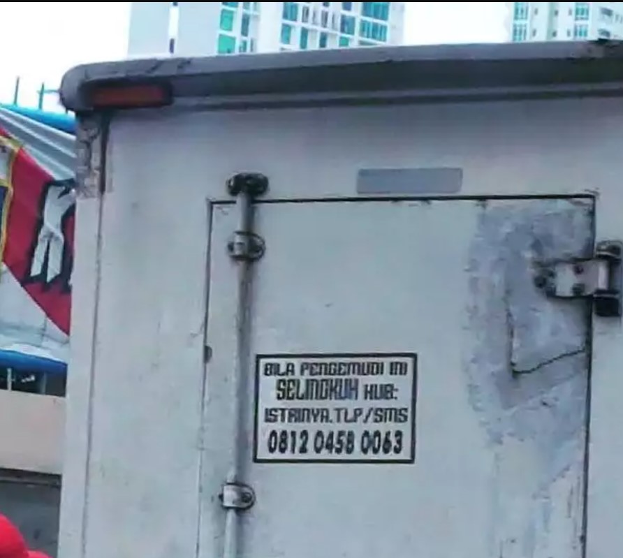 Tulisan lucu di truk bikin takut Berbagai sumber Tulisan lucu di truk bikin takut Berbagai sumber