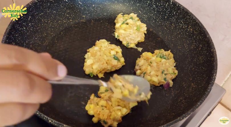 Tanpa tepung terigu dan telur, ini cara agar bakwan jagung bentuknya utuh sekaligus renyah tahan lama