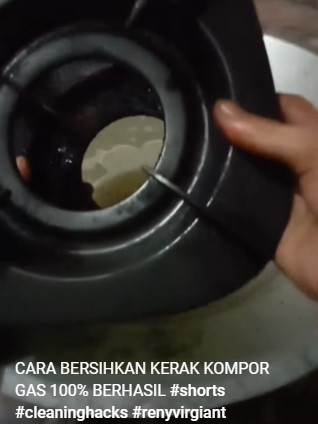 Tanpa cuka atau baking soda, ini cara praktis melunturkan kerak di tungku kompor cuma pakai 2 bahan