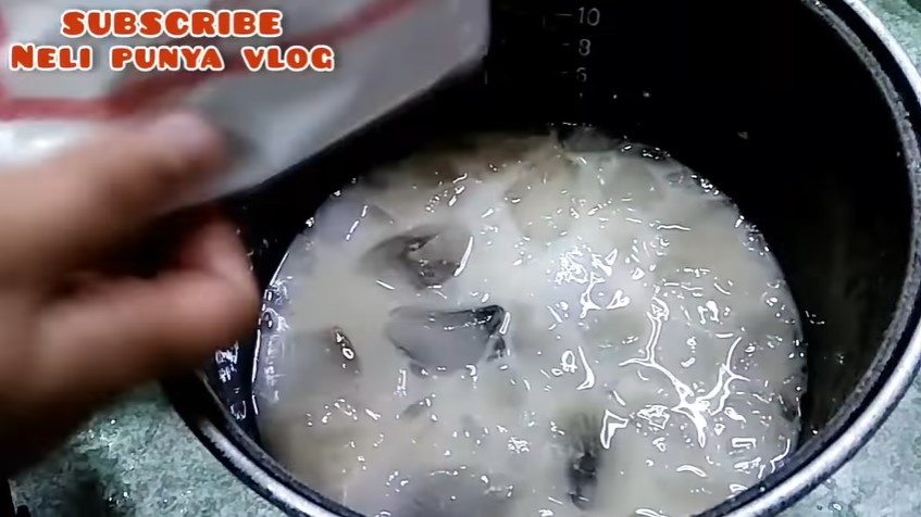 Cukup ditambah 1 bahan, ini trik goreng peyek yang renyah meskipun dibuat tebal