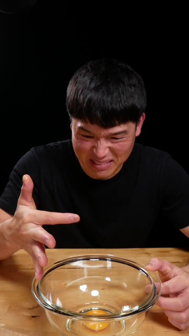 Tak perlu pakai sendok, ini cara cepat ambil pecahan cangkang telur cuma pakai 1 bahan