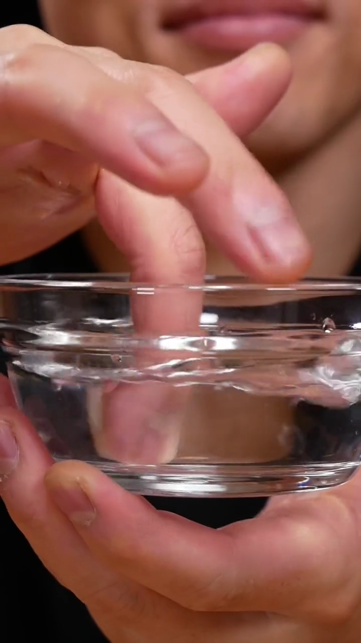 Tak perlu pakai sendok, ini cara cepat ambil pecahan cangkang telur cuma pakai 1 bahan