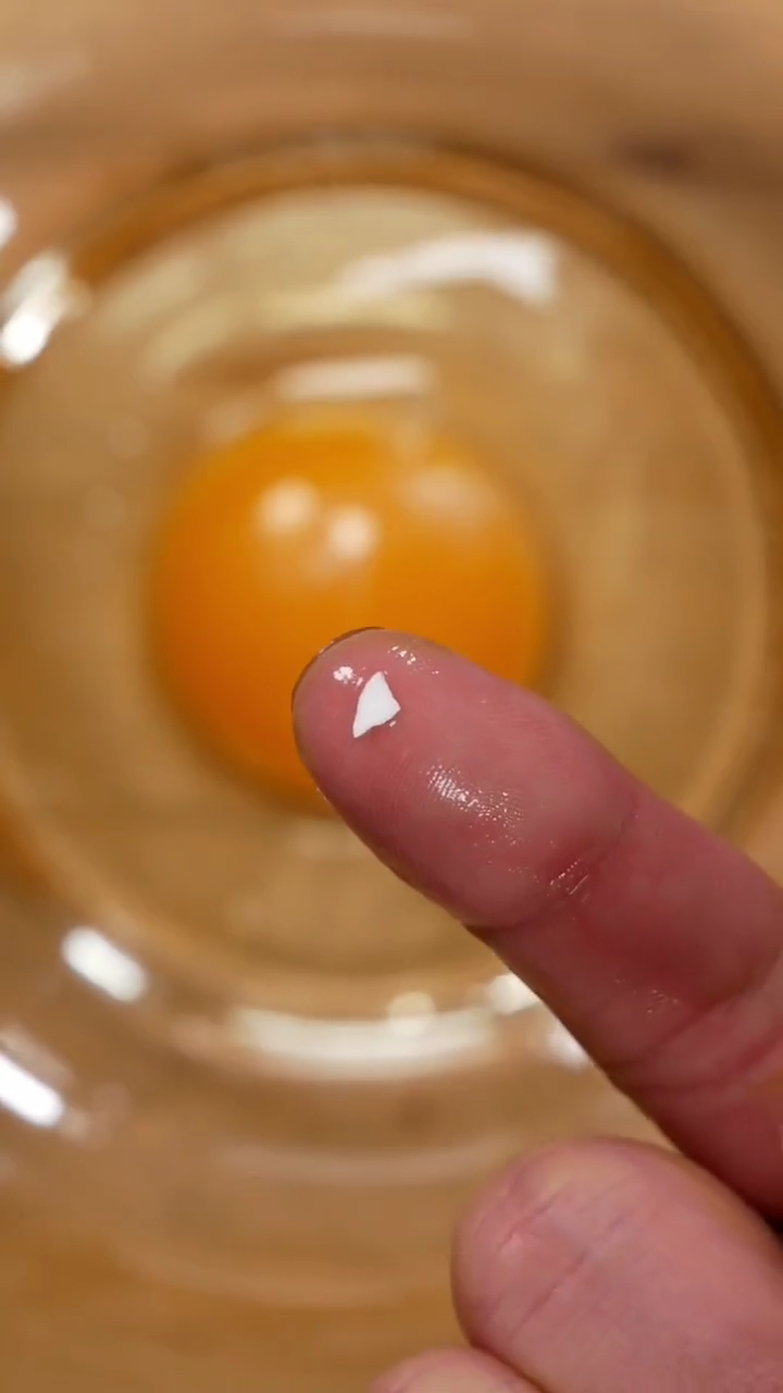 Tak perlu pakai sendok, ini cara cepat ambil pecahan cangkang telur cuma pakai 1 bahan