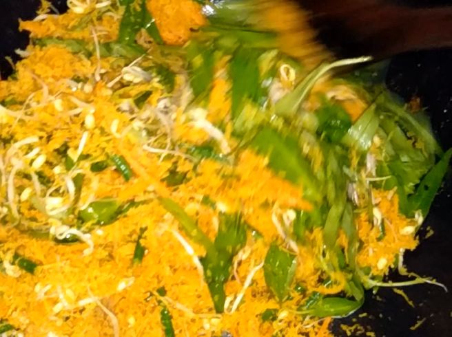 Tanpa direbus dulu, ini trik masak sayur urap yang gurih dan tak mudah basi
