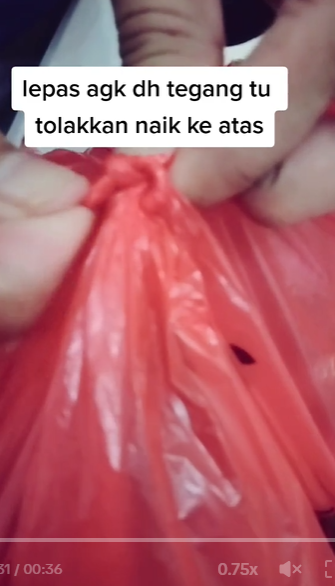 Jangan langsung digunting atau dirobek, ini cara mudah membuka ikatan tali mati di kresek