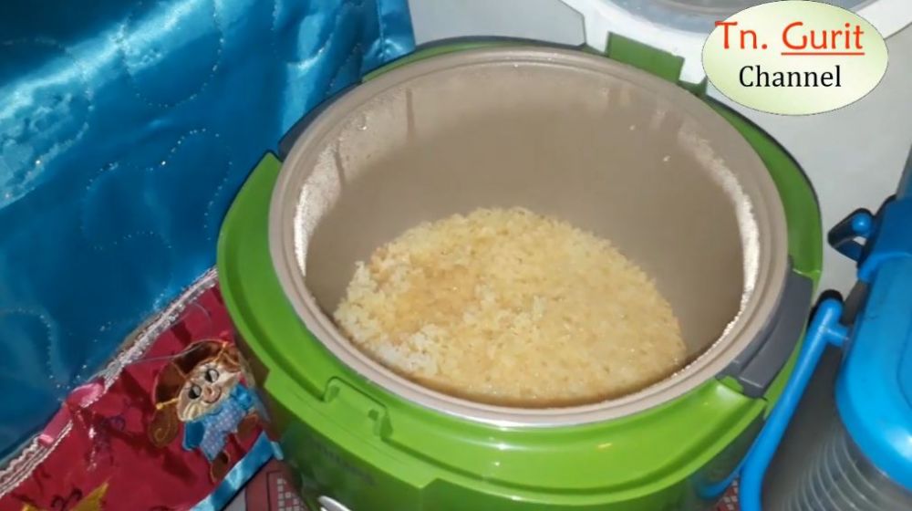 Tanpa perlu bahan tambahan, ini trik menanak nasi supaya tak berwarna kuning dan cepat basi