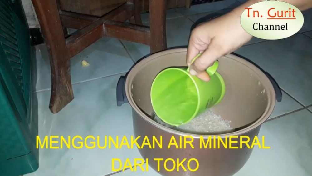 Tanpa perlu bahan tambahan, ini trik menanak nasi supaya tak berwarna kuning dan cepat basi