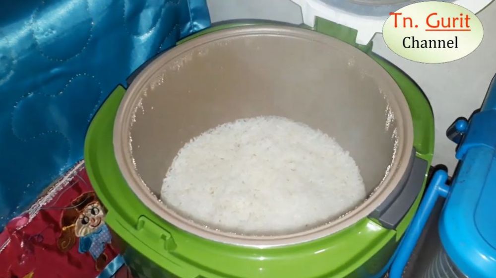 Tanpa perlu bahan tambahan, ini trik menanak nasi supaya tak berwarna kuning dan cepat basi