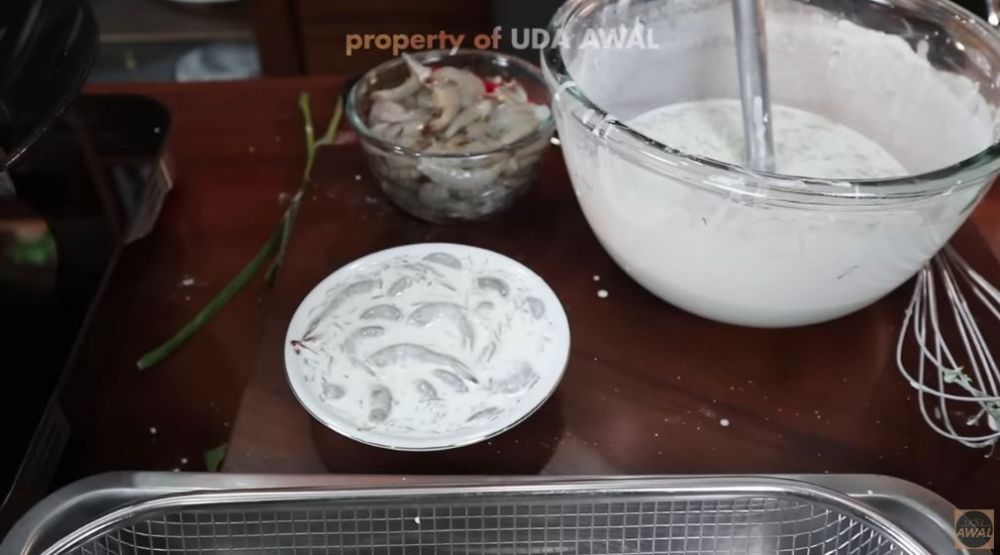 Trik bikin rempeyek udang ala restoran Padang agar lebih tebal, keriting, dan tetap renyah seharian