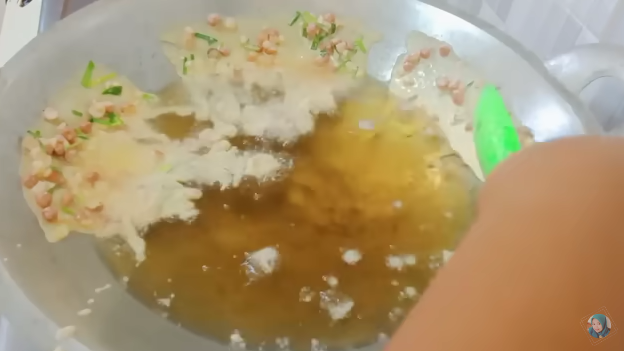 Nggak cuma maizena, ini cara mudah bikin adonan peyek agar renyah tahan lama pakai 2 bahan dapur