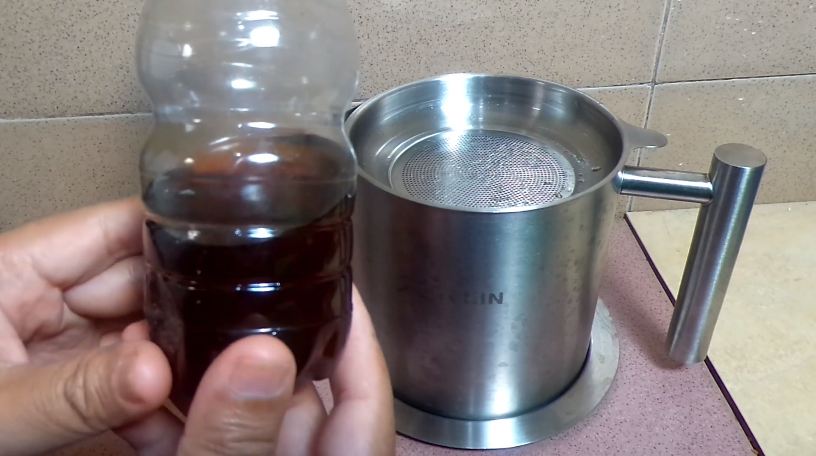 Bukan pakai saringan, ini cara mudah menjernihkan minyak goreng kotor pakai 1 alat