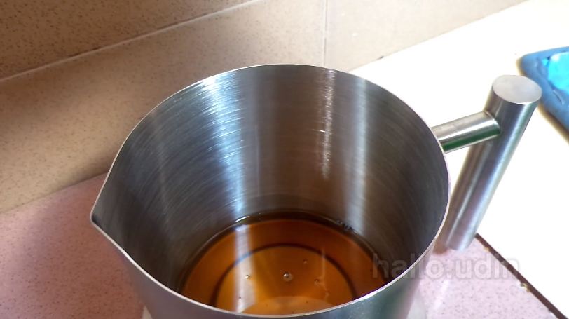 Bukan pakai saringan, ini cara mudah menjernihkan minyak goreng kotor pakai 1 alat