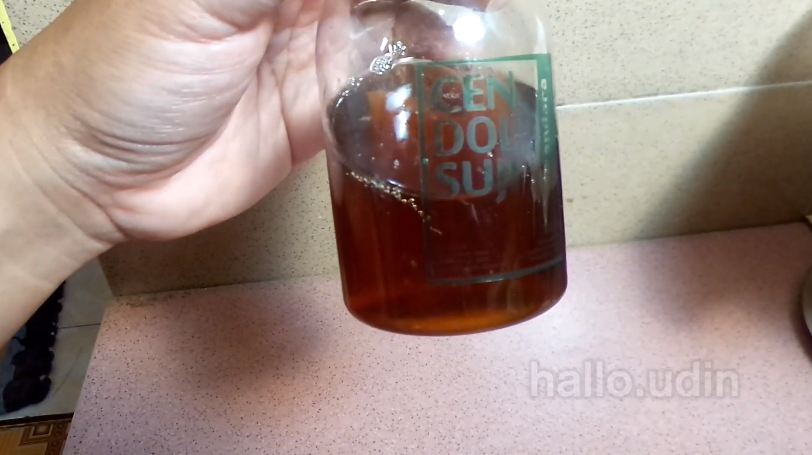 Bukan pakai saringan, ini cara mudah menjernihkan minyak goreng kotor pakai 1 alat