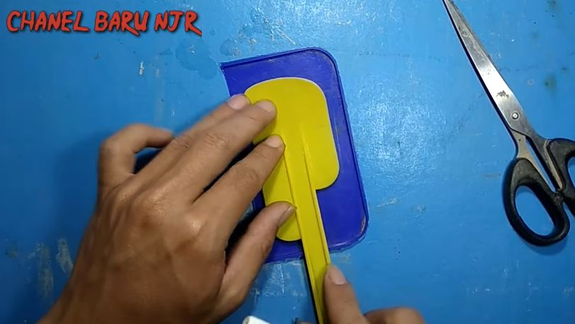 Nggak perlu beli baru, ini cara menyulap tutup toples jadi spatula plastik estetik