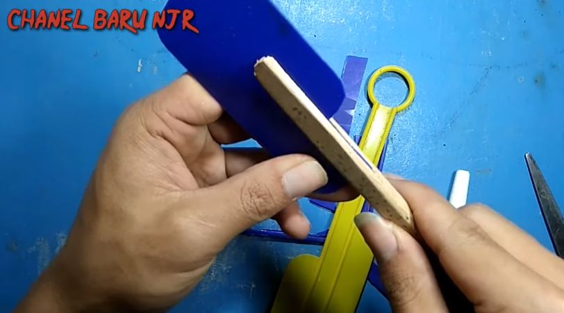 Nggak perlu beli baru, ini cara menyulap tutup toples jadi spatula plastik estetik