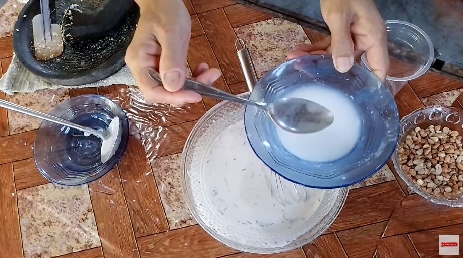 Tanpa telur dan santan, ini cara bikin adonan peyek yang gurih dan renyah cuma tambah 1 jenis larutan
