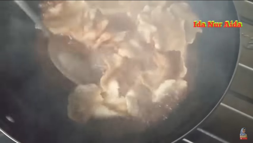 Tak perlu dimasak 2 kali, begini cara goreng emping karamel agar gula meresap sempurna