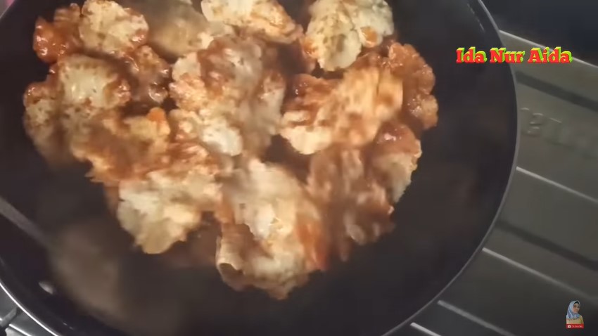 Tak perlu dimasak 2 kali, begini cara goreng emping karamel agar gula meresap sempurna