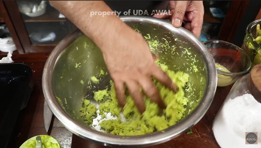 Cara bikin ayam goreng khas rumah makan Padang, empuk dan bumbu meresap meski tanpa ungkep